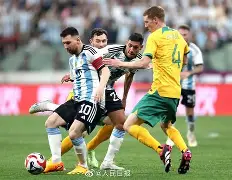 星空体育-足球总决赛，云贵铁骑队与塞北海豚队鏖战，VAR改判成焦点！更衣室氛围正向的简单介绍