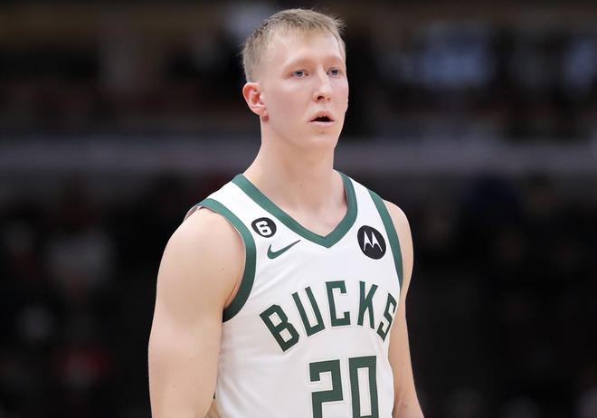 星空体育- Doinb新星败北表现突出，雄鹿前途光明！赛场气氛高涨