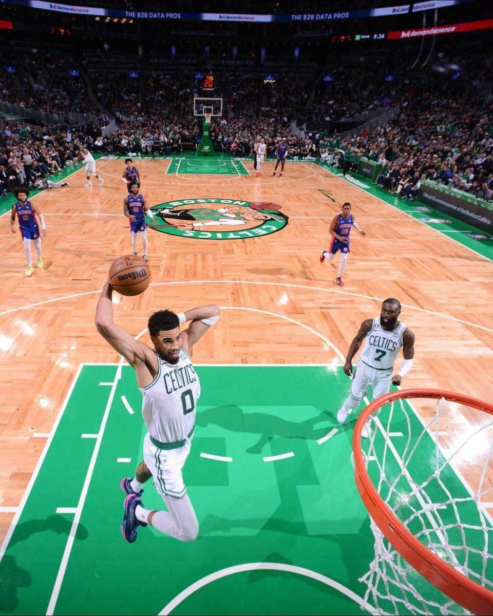 星空体育-塔图姆回归赛场，突破纪录首场状态亮眼，G2观众沸腾！的简单介绍